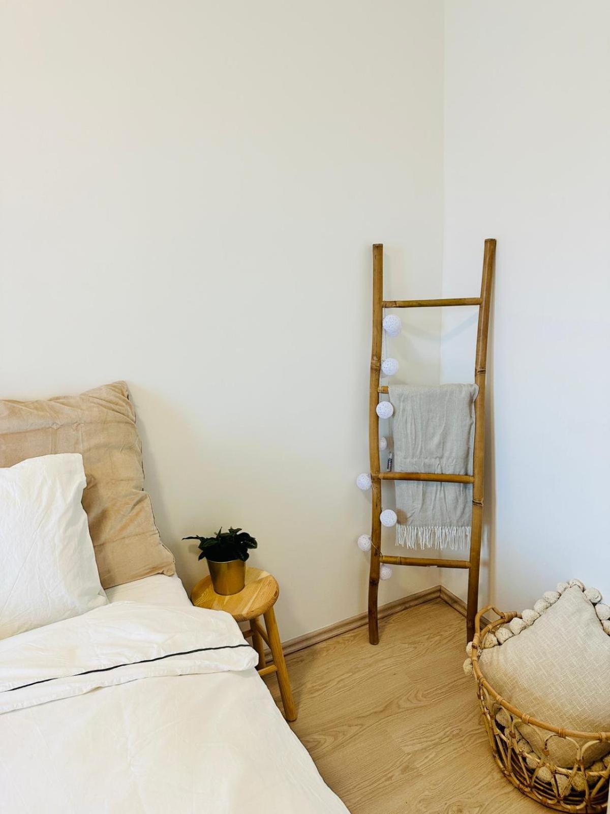 Cozy And Unique Apartment Near Train Station Bratislava Eksteriør billede
